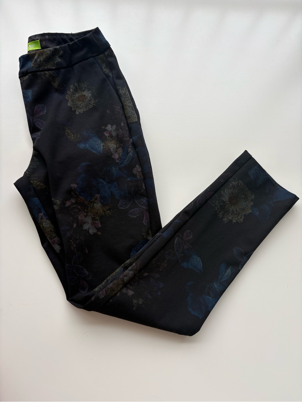 Swing Control Womenโs Black w/Subtle Floral Print Cropped Golf Pants. Sz 6